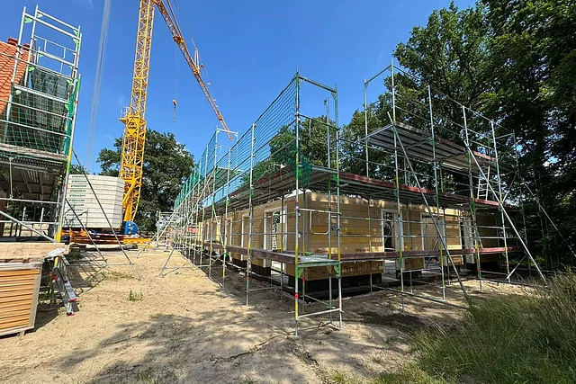 Neubau eines Wohngebäudes mit umlaufendem Baugerüst und Baukran für sichere Dach- und Fassadenarbeiten durch VVV Gerüstbau in Norddeutschland.