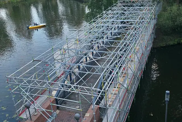 Komplexe Spezialgerüstkonstruktion über einer Wasserfläche mit mehreren Arbeitsebenen für Brückensanierungen und schwer zugängliche Bereiche im Raum Hamburg.